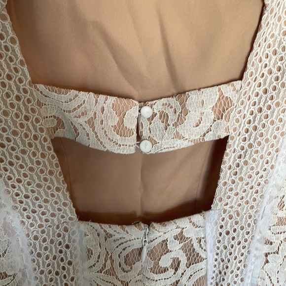 BCBG MAXAZRIA Lace dress. - Picture 5 of 7